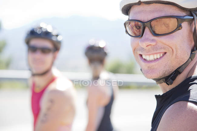 Ciclista sorridente su strada rurale — Foto stock