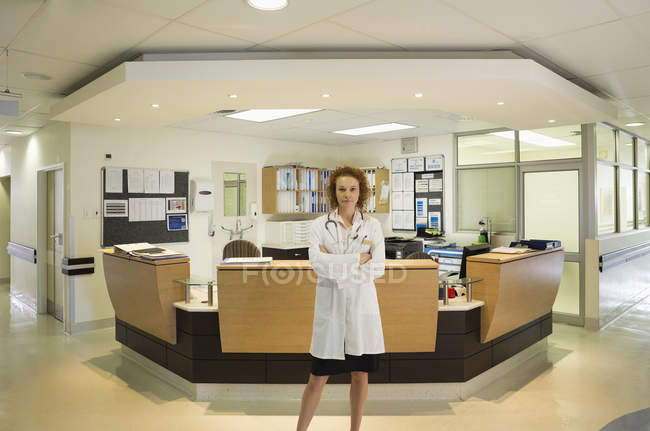 Médico em pé no corredor do hospital moderno — Fotografia de Stock