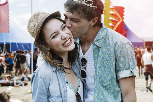 Couple kissing at music festival — Stock Photo