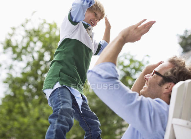 Pai e filho alta cinco ao ar livre — Fotografia de Stock