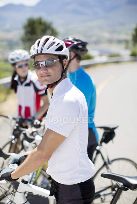 Ciclista sonriendo antes de la carrera - foto de stock