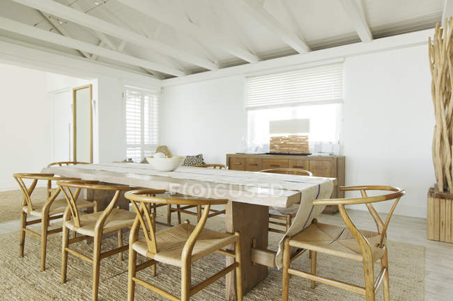 Tavolo in legno in sala da pranzo — Foto stock