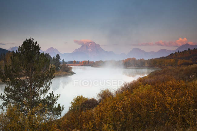 Nebel über dem Fluss in ländlicher Landschaft — Stockfoto