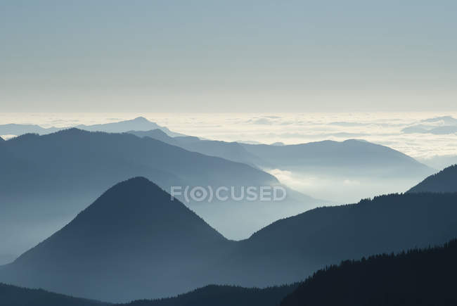 Veduta aerea delle cime delle montagne sulle nuvole — Foto stock