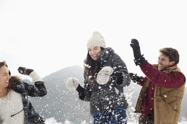 Casal desfrutando de luta bola de neve — Fotografia de Stock