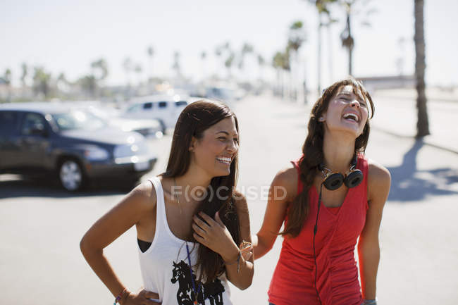 Donne che ridono camminando all'aperto — Foto stock