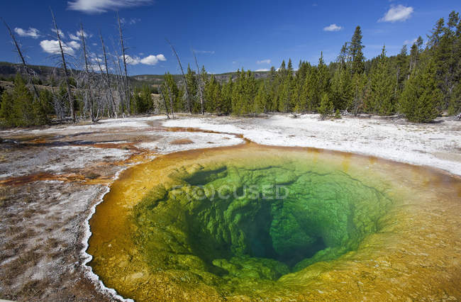 Скельні утворення та барвистий басейн — стокове фото