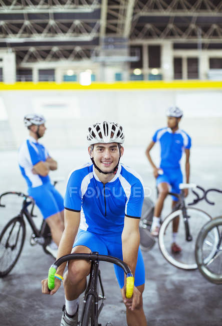 Retrato de ciclista de pista en velódromo - foto de stock