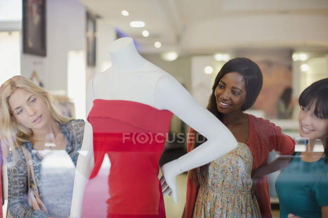 Mulheres fazendo compras juntas na loja de roupas — Fotografia de Stock