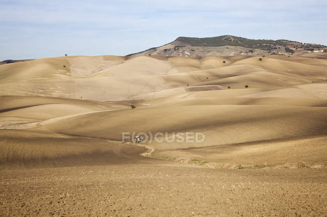 Estrada de terra em paisagem rural seca — Fotografia de Stock