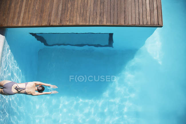 Bella donna in piscina di lusso — Foto stock