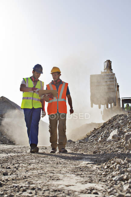Arbeiter reden tagsüber im Steinbruch — Stockfoto