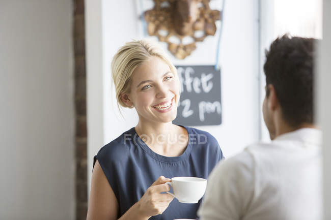Couple prenant un café ensemble dans un café — Photo de stock