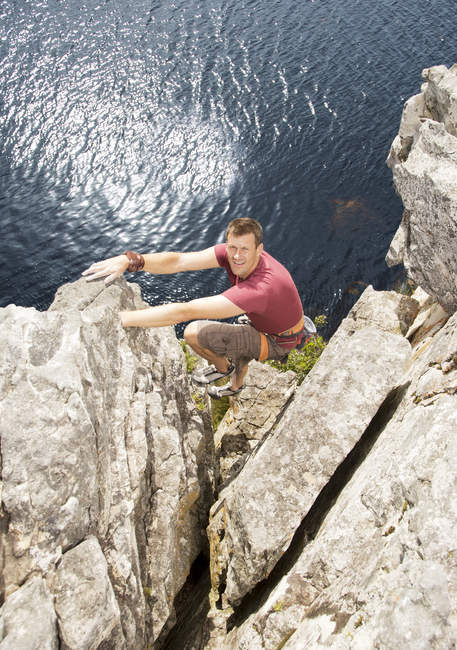 Erwachsener kaukasischer Bergsteiger besteigt Felsformation — Stockfoto