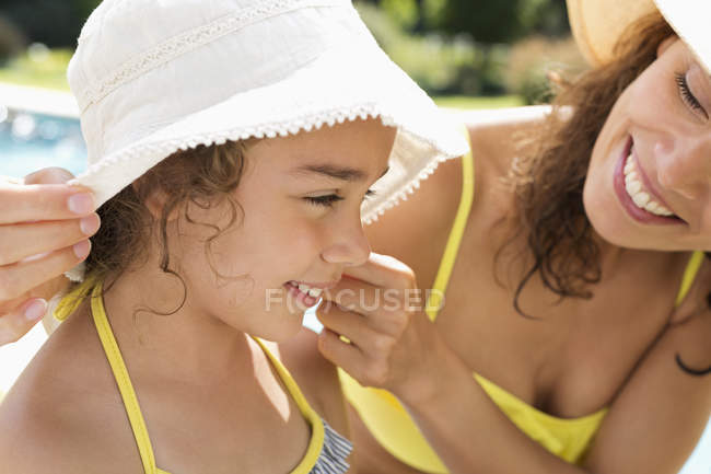 Mãe e filha usando chapéus de sol, close-up — Fotografia de Stock