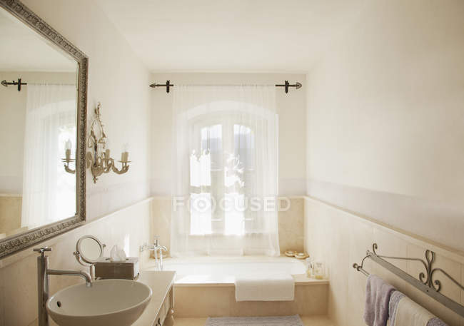 Розкішна ванна кімната в приміщенні вдень — стокове фото