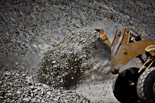 Escavadora que trabalha na pedreira durante o dia — Fotografia de Stock