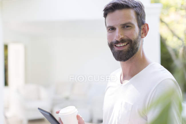 Mann nutzt digitales Tablet im Freien — Stockfoto