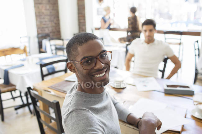 Empresarios mirando documentos en la reunión - foto de stock