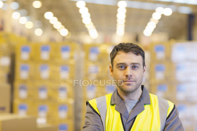 Lavoratore in piedi in magazzino — Foto stock