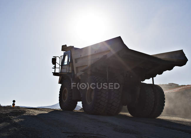 Silhueta de caminhão em pedreira durante o dia — Fotografia de Stock