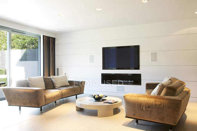 Sofas und Fernseher im modernen Wohnzimmer — Stockfoto