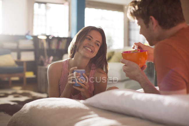 Couple having breakfast in bed together — Stock Photo
