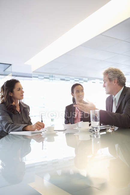 Geschäftsleute treffen sich im Konferenzraum im modernen Büro — Stockfoto