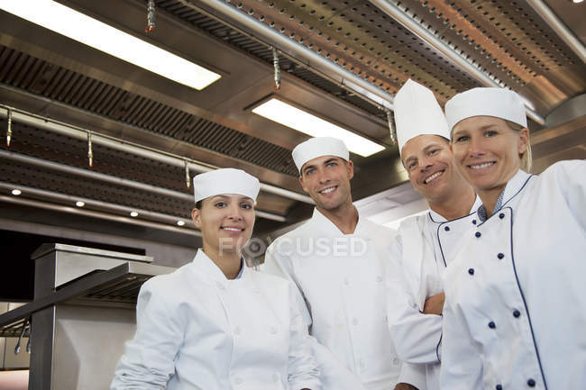 Köche lächeln in Restaurantküche — Stockfoto