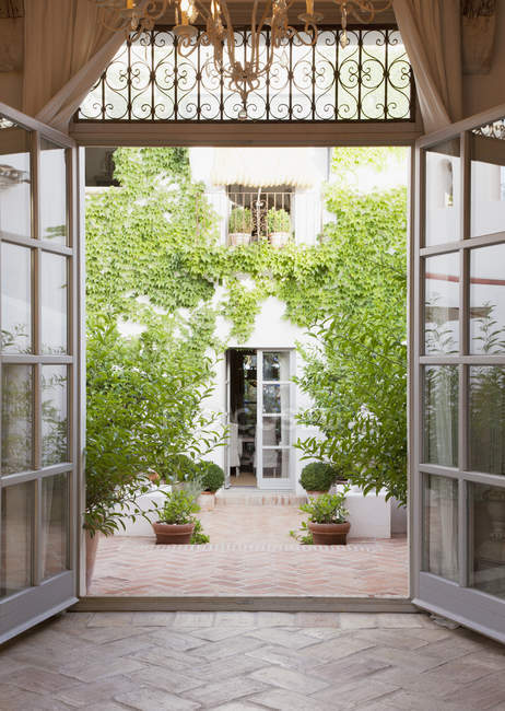 Blick auf den Innenhof durch französische Türen — Stockfoto