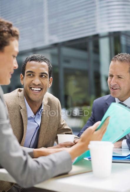Gente de negocios hablando en reuniones al aire libre - foto de stock