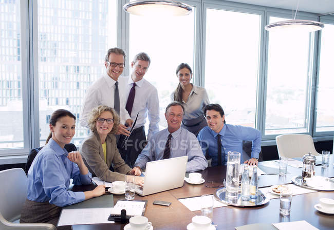 Ділові люди посміхаються на зустрічі в сучасному офісі — стокове фото
