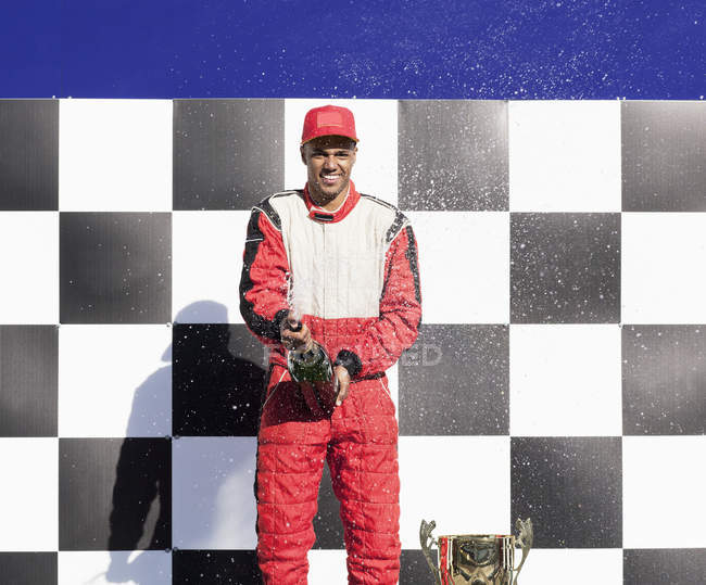 Racer abrindo champanhe na cerimônia de premiação — Fotografia de Stock
