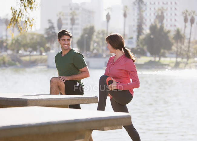 Пара розтягується разом у парку — стокове фото