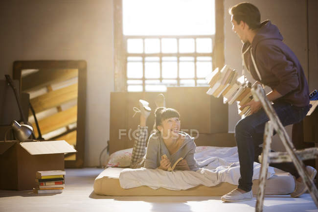 Молодая счастливая пара отдыхает на чердаке — стоковое фото