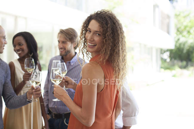 Молода приваблива жінка посміхається на вечірці — стокове фото