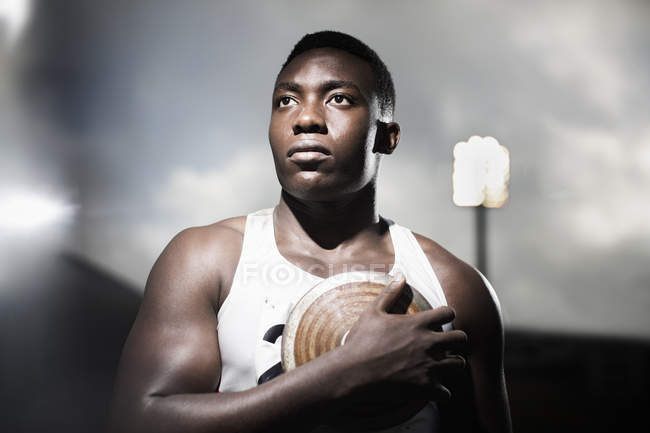 Track and field athlete holding discus — Stock Photo