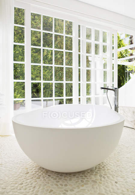 Bañera en baño moderno - foto de stock