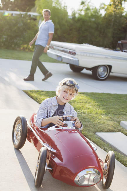 Sorrindo menino brincando em ir carrinho — Fotografia de Stock