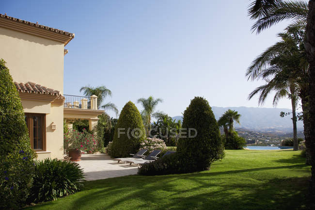 Facade of Luxury villa during daytime — Stock Photo