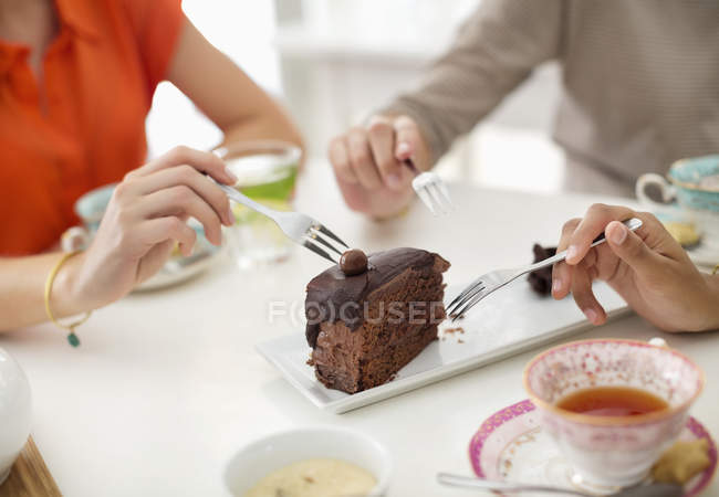 Women sharing slice of cake — Stock Photo