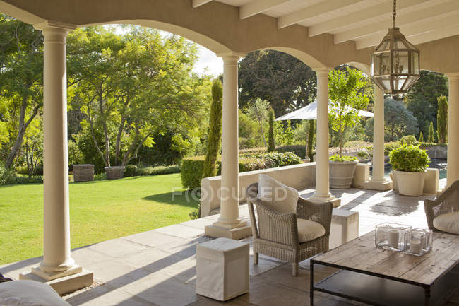 Luxury patio and garden during daytime — Stock Photo