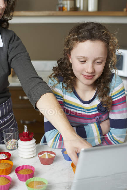 Mother and daughter cooking in kitchen — Stock Photo
