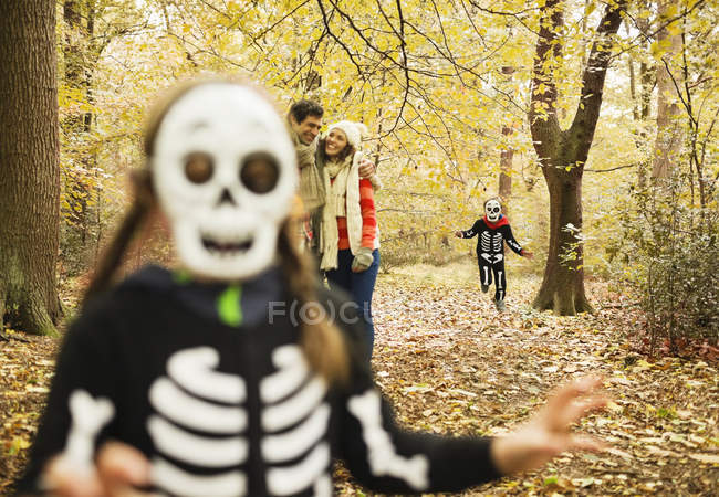 Дети в костюмах скелетов играют в парке — стоковое фото