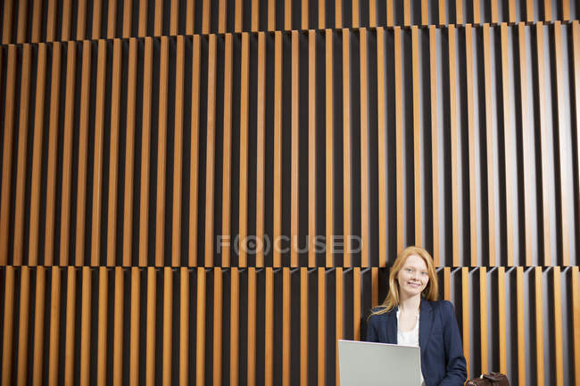 Portrait de femme d'affaires souriante utilisant un ordinateur portable — Photo de stock