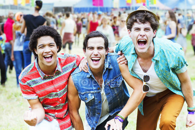 Enthusiastic men cheering at music festival — Stock Photo