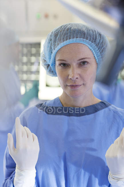Хирург, стоящий в современной операционной — стоковое фото