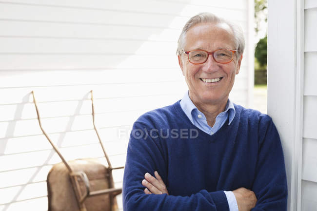 Homem sorrindo fora da casa — Fotografia de Stock