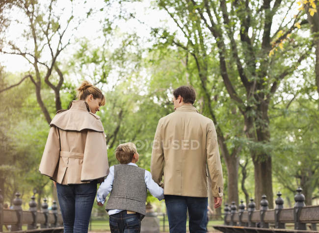 Familia caminando juntos en el parque - foto de stock