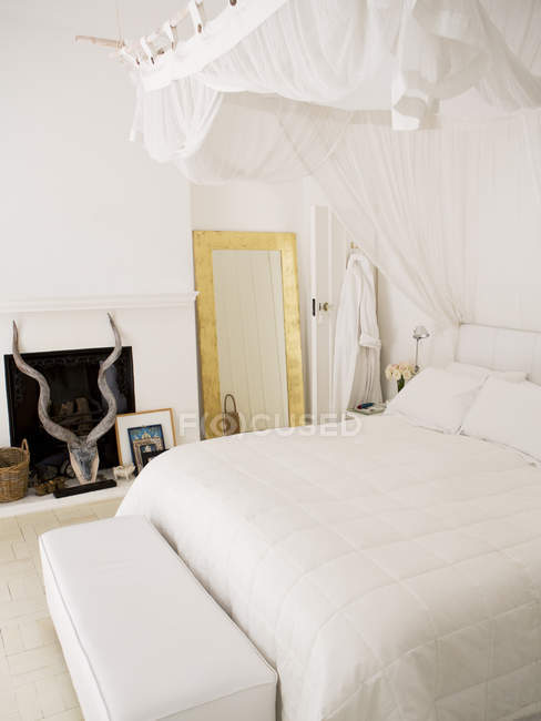 Кровать с балдахином в современной спальне — стоковое фото